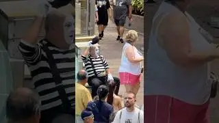 Он пытался вести себя круто 😂 Том подражает Морскому миру #мим из морского мира #томтемим #смешно...
