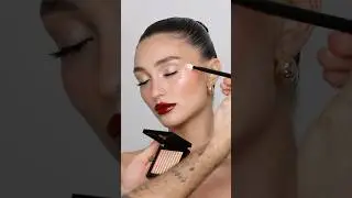 Использую мой НОВЫЙ градиентный хайлайтер #hindash в оттенке &laquo;Doll Dynasty&raquo; для создания особого ...