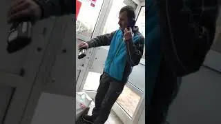 Hermes Bote gibt falsche Daten ein rei&szlig;t mir mein Paket aus der Hand schubst mich zu Seite. Danach.
