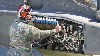 Загрузка мощного американского AH-64 Apache специальными учебными боеприпасами