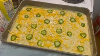 Рецепт домашнего кукурузного хлеба с сыром чеддер и халапеньо &bull; Мгновений!