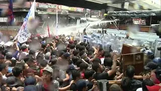 Anti-Trump protesters clash with police in Manila as ASEAN summit starts