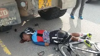 oct2018 cyclist tailgating / drafting behind bus @ tanah merah coast road