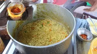 SPECIAL BUTTER TADKA MAGGI NOODLES & MASKA BUN | CHEESY MASALA MAGGI | Indian Street Food