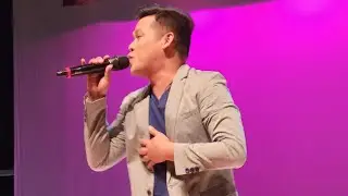 Marcelito Pomoy singing Flowers Live in Orlando, Florida Miley Cyrus #lovefl The Campions Tour #USA