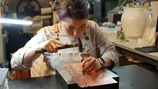 Процесс изготовления настольного светильника с узором из более чем 200 листьев цветущей вишни.