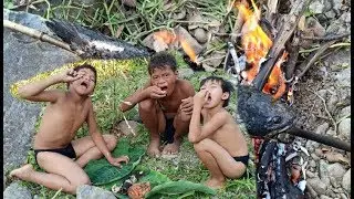 Primitive smart boys find a food and cooking delicious - Fried fish - eating friend fish delicious
