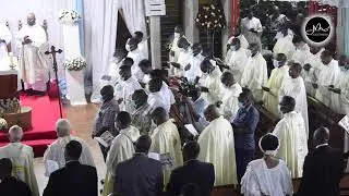 Wana UDSM Wamuimbia Marehemu Msgr. Mbiku wimbo aliokuwa anaupenda huku amelala katika Jeneza