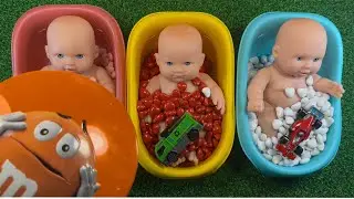 Relaxing Bath ASMR with Dolls, M&M&rsquo;s & Toys