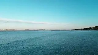 Mer calme, eau bleue et relaxation naturelle. La  beaut&eacute; de la mer
