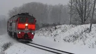 2ТЭ116 1607 с приветливой бригадой и грузовым поездом на перегоне Зубцов - Аристово Октябрьской жд.