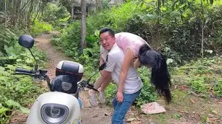 美女坐车遇上人贩子，大家看看他是怎么获救的#我的乡村生活 #人贩子的天敌 #严厉打击违法犯罪 #农村原创视频