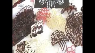 Mantillas y peinetas en un taller de artesanía en Hinojos