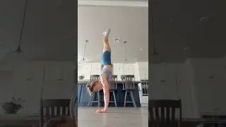 #handstand #handstands #balance #flexibility #strongwomen #strong