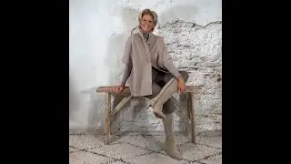 Evy oversized 4-knoops vest taupe & Leatherlook button taupe