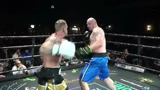 Бой 7-го раунда SM Fightclub: Майлз Торн против Карла Маллинсона.