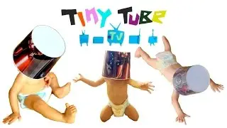 Веселое ребенок река ползает с ведром на голове на TinyTubeTV