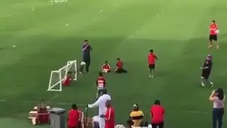 Maradona meti&eacute;ndole un gol a un ni&ntilde;o sin piernas se hace viral