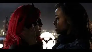 Sophie Kisses Batwoman  | Heart-Touching First Kissing Scene