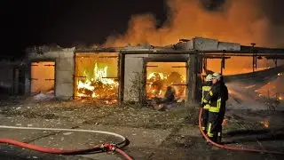 Freienhagen - Stallbrand l&ouml;st Gro&szlig;einsatz aus