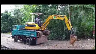 Sri Lankan Excavator  Loading  Tipper .Nimal Transport Service