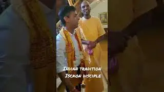 Rishi sunak pays obeisance to maharaj ji 🙏
