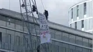 Kletteraktion auf Hafenkran gegen Atomtransporte in Hamburg