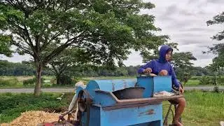 MODERN FARMERS&rsquo; HACK: HUSK CORN IN SECONDS WITH THIS AMAZING MACHINE! -agricultural farming