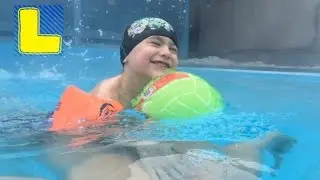 Ленчик играем в открытом бассейне. Детское видео. Pool , swim together!