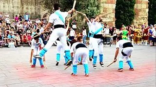 счастливый танец с бастионному палочки в Европе.
