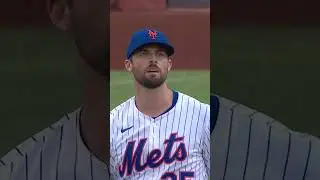 Jeff McNeil makes the spectacular catch! 🤯 🐿️