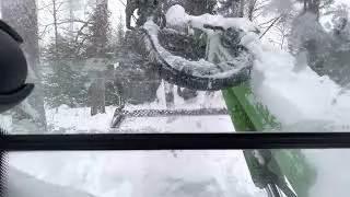 Lumen aurausta Avant 640 DLX ja siipilumikauha. Reilusti tuiskuttanutta lunta tiellä.