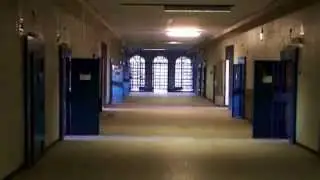 Al di l&agrave; della sala colloqui