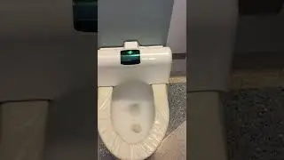 (102) Kohler's WORST! Useless Kohler Kingston toilet at Chicago O'Hare Airport (ORD)