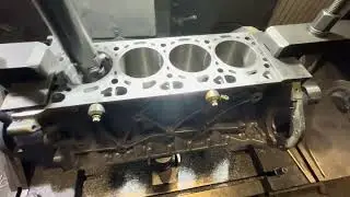 Гильзовка и Расточка блока BMW 550i 650i 750i X5 xDrive50i X6 X7 Range Rover N63 N63B44 4.4 Шлифовка