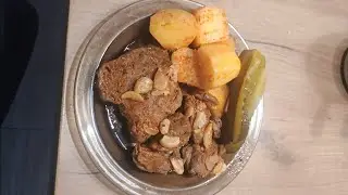 Udziec jagnięcy bez kości ziemniaczki pieczone i og&oacute;rek kiszony 