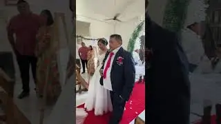Feliz Novia entra a la iglesia en Solferino , Quintana Roo