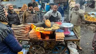 60/- Rs EARLY MORNING DESI FOOD HEAVEN 😍 | SIDHU SAAG ALOO PARATHA | PAKISTAN WINTER STREET FOOD