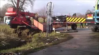 Optakelen in de sloot gegleden (landbouw)voertuig wageningen