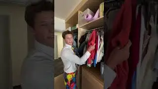 Walking into random dorms and doing a room tour 😂