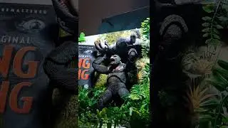 King Kong 1933 diorama - NECA Kong and Playmates Gorosaurus