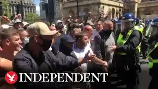 Right-wing protesters attack riot police in London