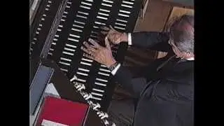 JUAN TORRES TOCA EL ORGANO DE LA BASILICA DE GUADALUPE EN HOMENAJE A LA VIRGEN.