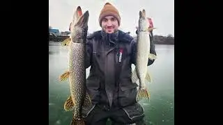 Walking on thin ice, le Qui? et le Quoi? - Thin ice fishing
