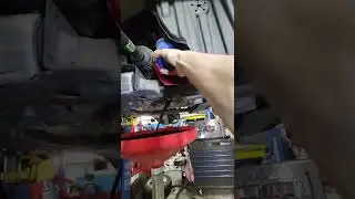 No Mess Oil Change 🤌👀 Work Smart Not Harder #SHORTS #TEVideos #honda #hondapilot #oilchange