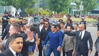 WHAT HAPPENED TO SALMAN KHAN ??  !!! 😳🤯😱 (Bheed mein ye kya hua Salman ke saath) SHOCKKED!!!