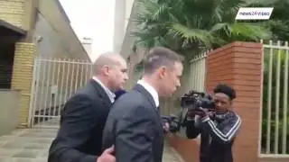 WATCH: Oscar Pistorius swarmed by media outside court