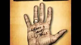 estopa con la mano levantada