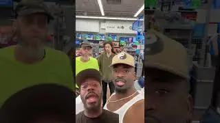Парень встречает в Walmart отца и сына, которые похожи друг на друга