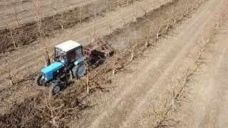 первая дисковка в саду весной на тракторе мтз 82.1 ! сьемка на дроне.